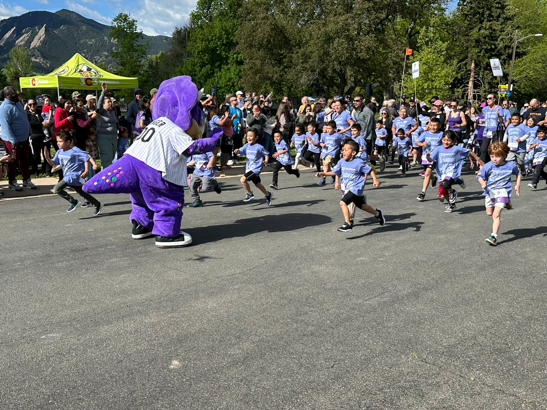 Estudiantes de Columbine salen corriendo en el Mile Marathon